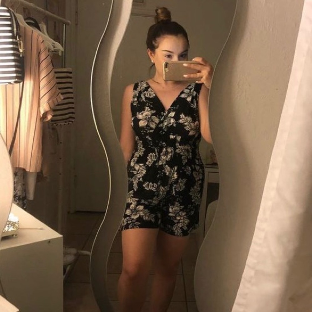 Floral Romper🌸 - Picture 2 of 7